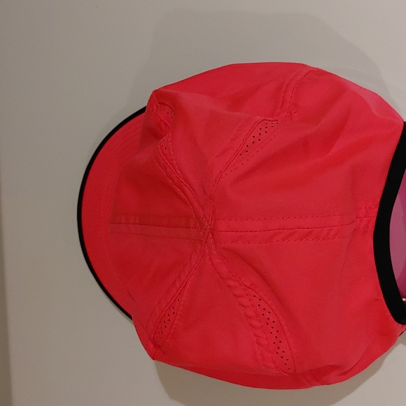 Like New Nike Featherlight Dri-Fit Cap - Picture 4 of 5